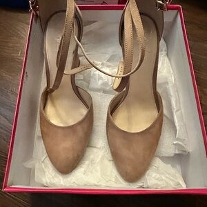 Closet blowout!!! Vince Camuto size 10 pumps !! Excellent used condition!